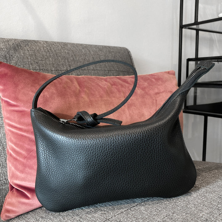 Pochette en cuir noire grainée