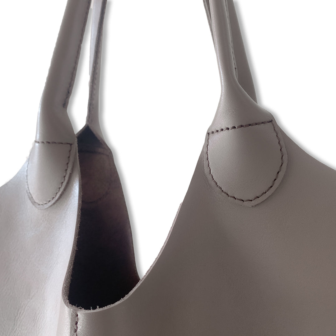 Tote-bag en cuir, couleur taupe